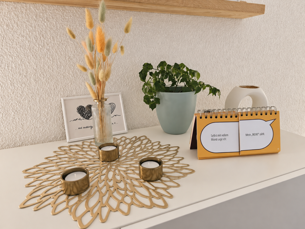 Regal mit Trockenblumen, Pflanze und Kerzen