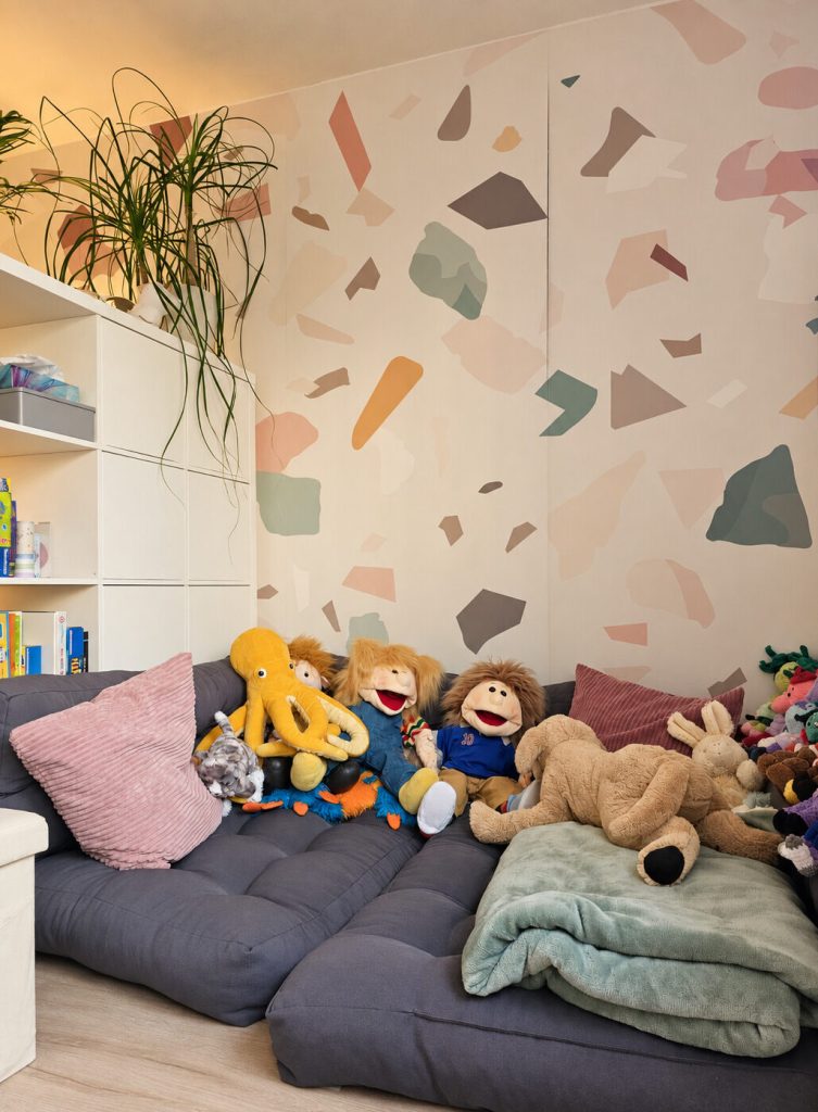 Kuschelecke mit Sofa und Kuscheltieren im Therapieraum
