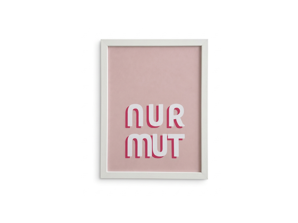 Gerahmtes Bild mit dem Schriftzug „Nur Mut“ auf rosafarbenem Hintergrund